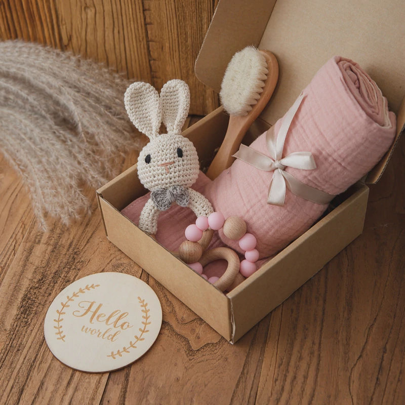 Baby Geschenkbox mit Musselin-Decke und gehäkeltem Spielzeug