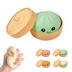Dumpling-Quetschspielzeug mit Gesicht im Dämpferkörbchen