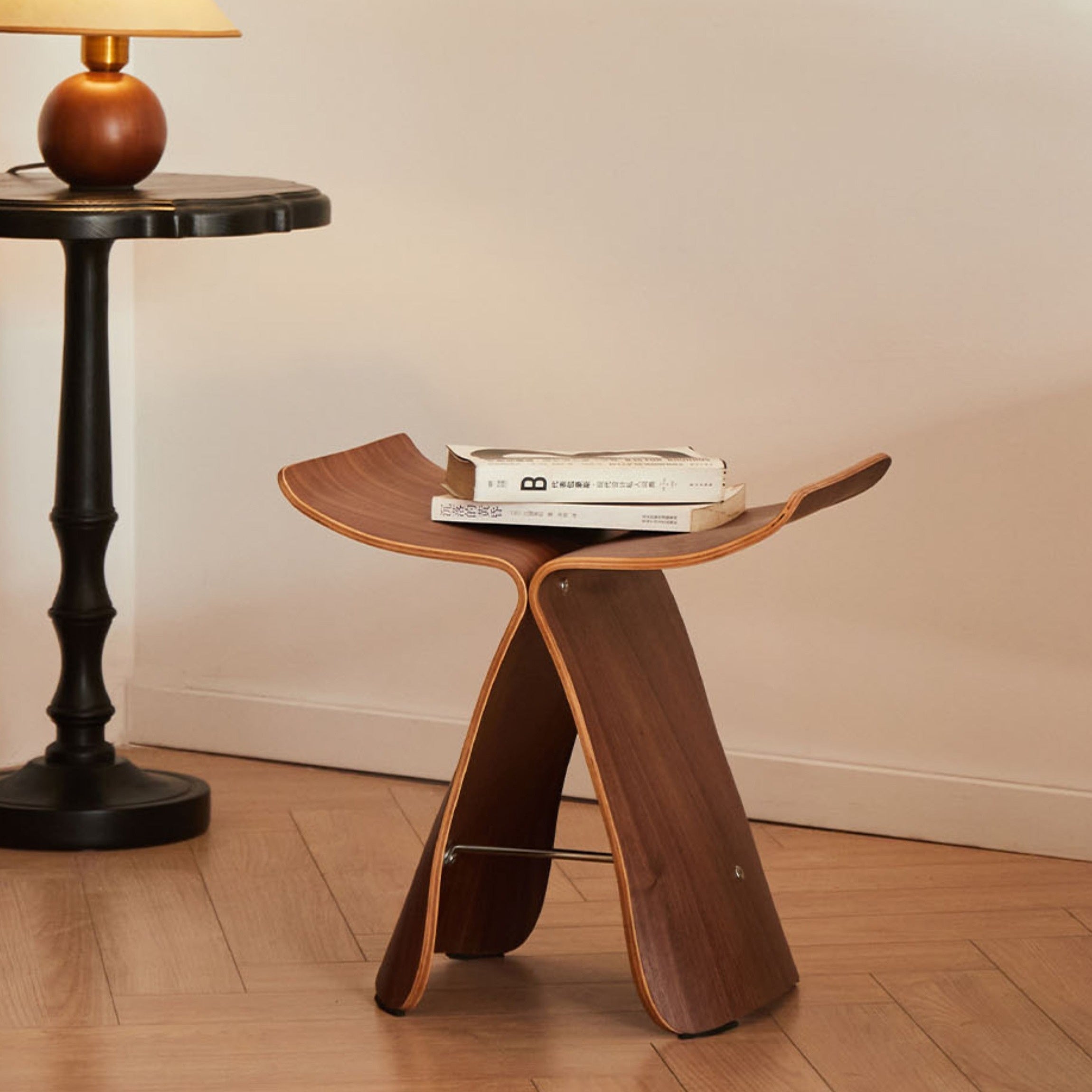 Vlinder-Hocker aus massivem Holz – Zeitloses Design