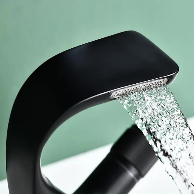 Wasserfall-Waschtischarmatur Matt Schwarz – leise & ergonomisch