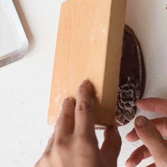 Holz-Backform mit handgeschnitzten Motiven