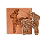 Holz-Backform mit handgeschnitzten Motiven