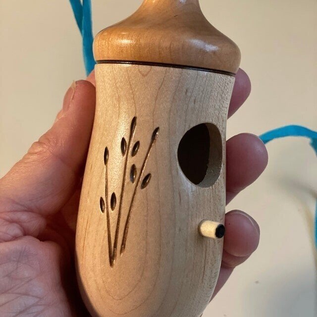 Kolibri-Futterhaus Holz mit Naturmotiv – 13 cm hoch, wetterfest