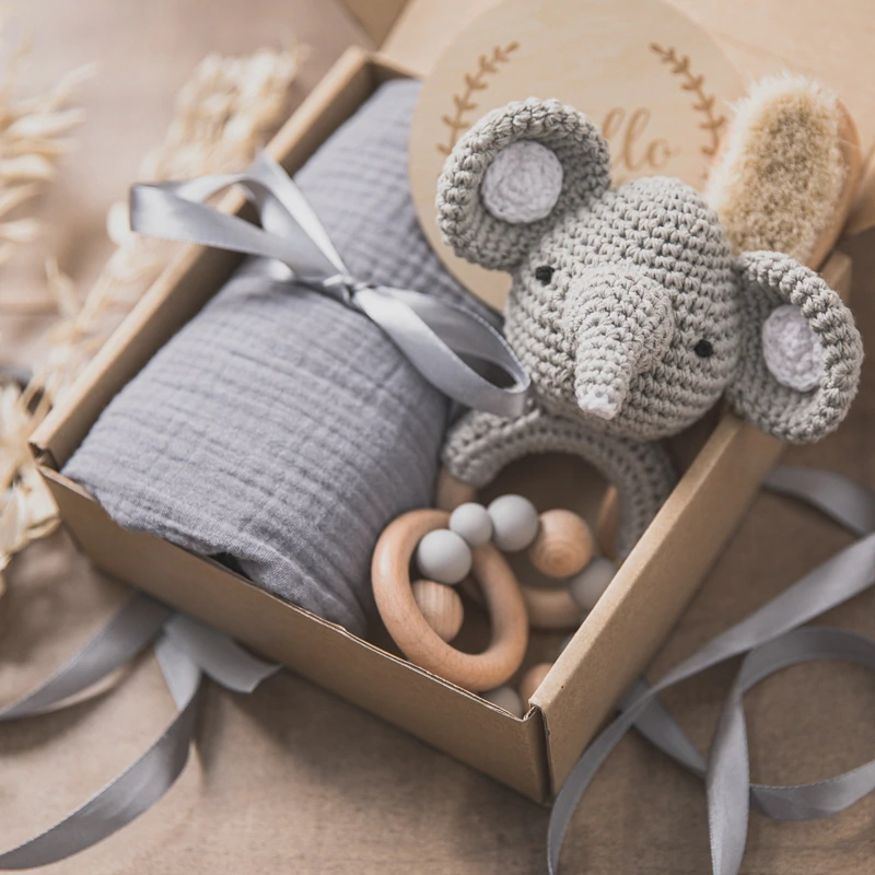 Baby Geschenkbox mit Musselin-Decke und gehäkeltem Spielzeug