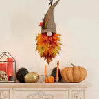 Herbst-Gnom Türhänger mit Ahornblättern