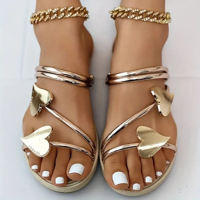 Sandalen mit Herz-Details und metallischen Riemen