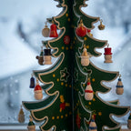 Advent calendar with wooden Christmas tree to decorate, 24 wooden ornaments