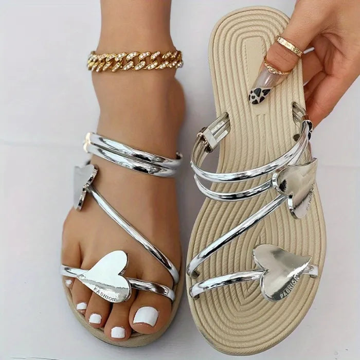 Sandalen mit Herz-Details und metallischen Riemen