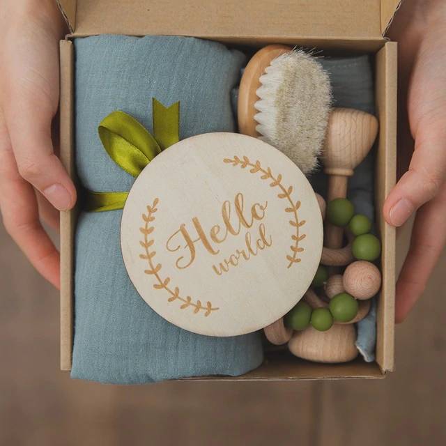 Baby Geschenkbox mit Musselin-Decke und gehäkeltem Spielzeug