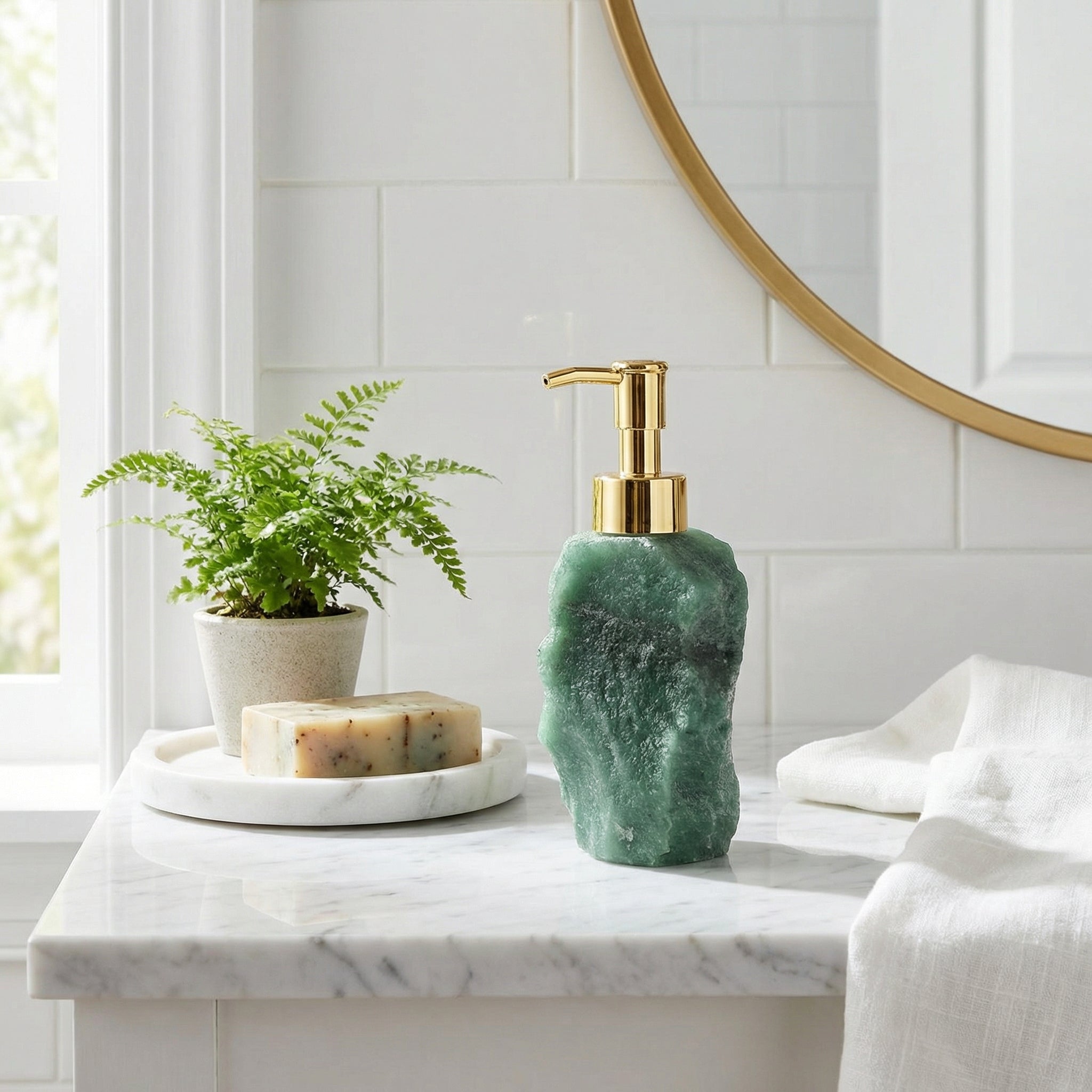 Seifenspender Naturkristall mit goldenem Pumpmechanismus