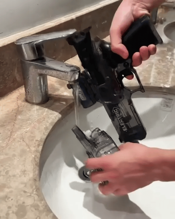 Wasserpistole mit LED-Beleuchtung und Schalldämpfer