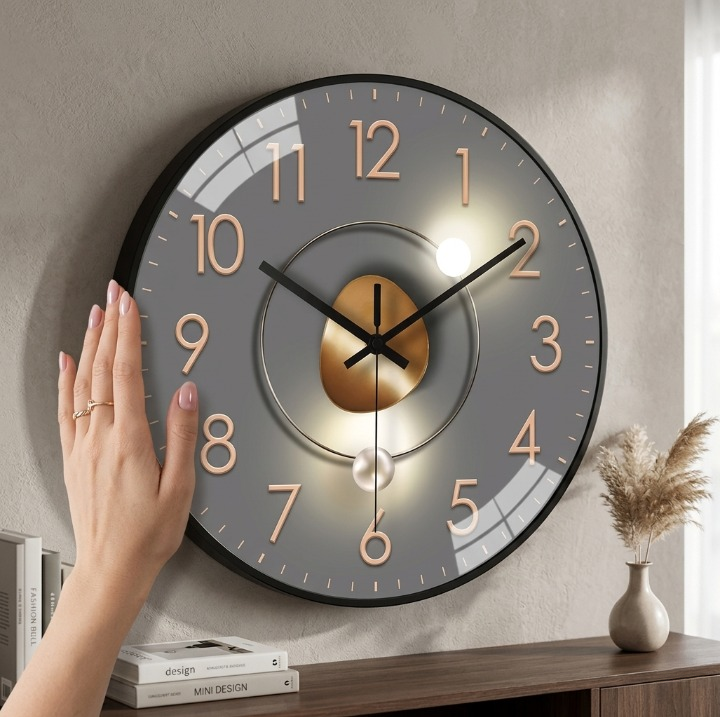Silent wall clock Ø 20 cm – glass cover & metal hands, no ticking
