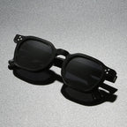 Sunglasses with UV400 protection and scratch-resistant lenses