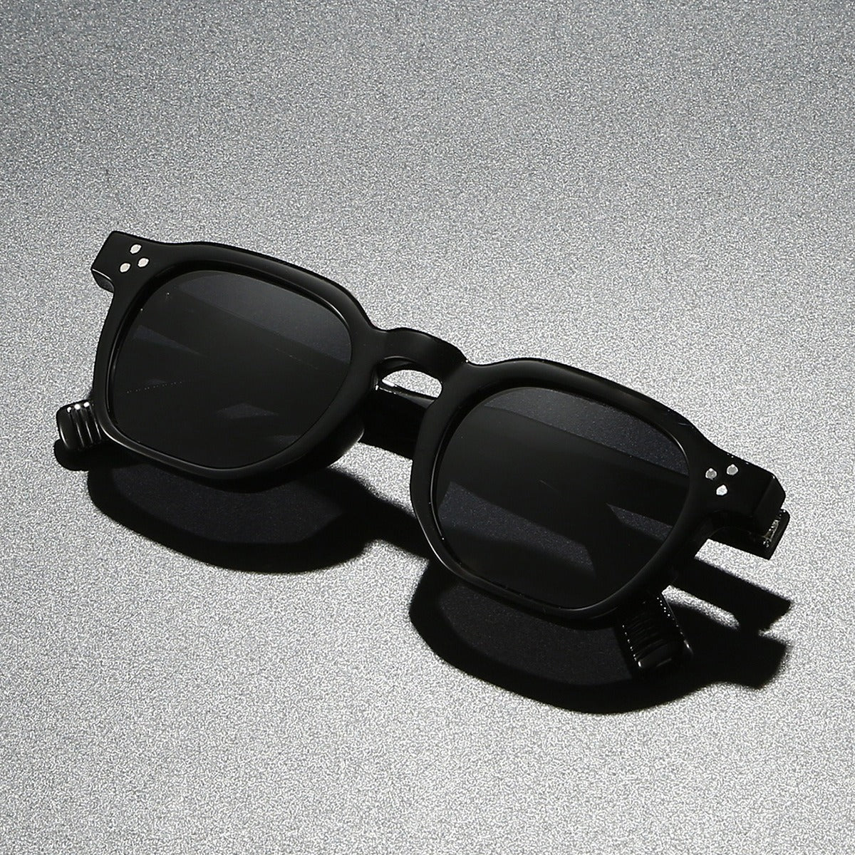 Sunglasses with UV400 protection and scratch-resistant lenses