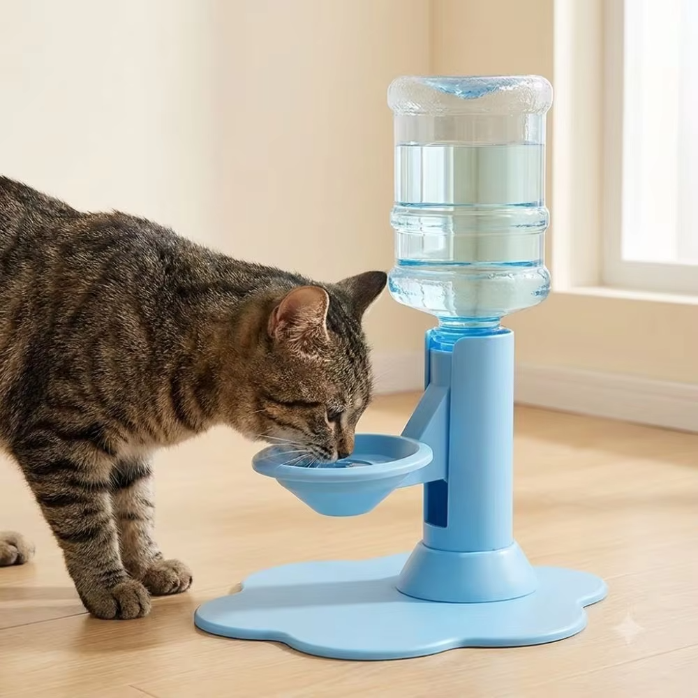 Wasserspender für Katzen mit Schwerkraft-System