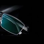 Progressive varifocal glasses with automatic adjustment