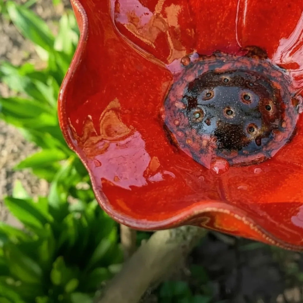 Metal flower stake with birdbath – garden decoration and water source