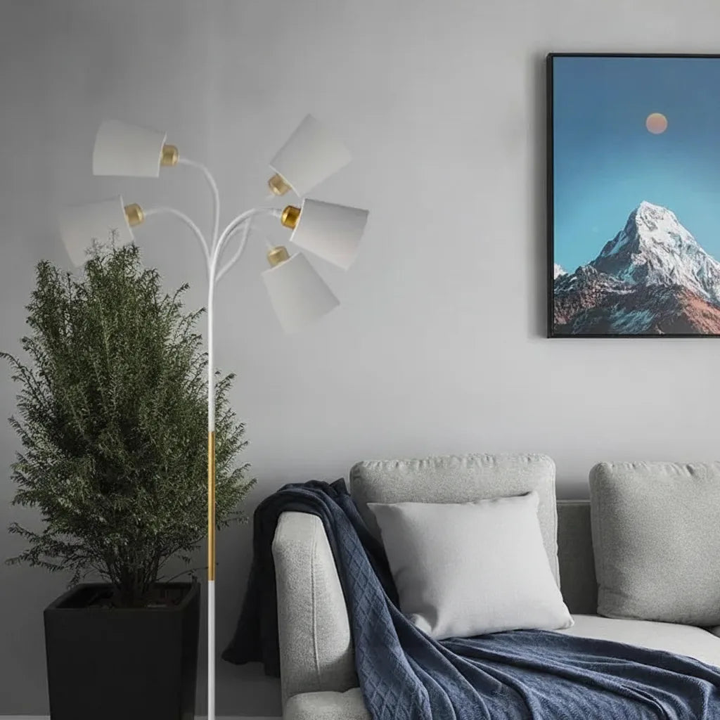 Stehlampe mit verstellbarem Lampenkopf und Bogenstab