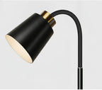 Stehlampe mit verstellbarem Lampenkopf und Bogenstab
