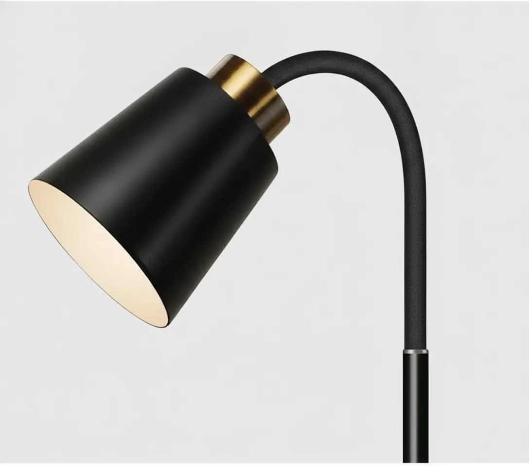 Stehlampe mit verstellbarem Lampenkopf und Bogenstab