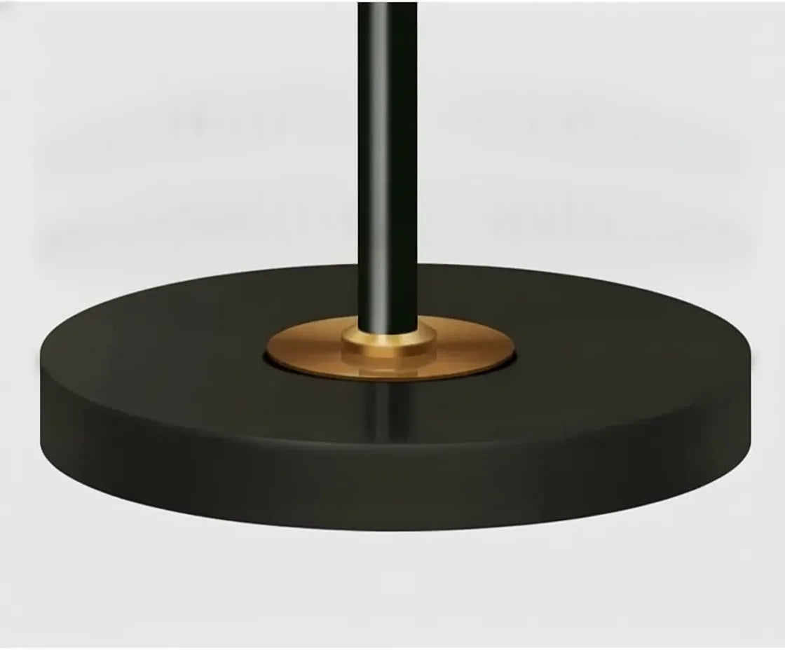 Stehlampe mit verstellbarem Lampenkopf und Bogenstab