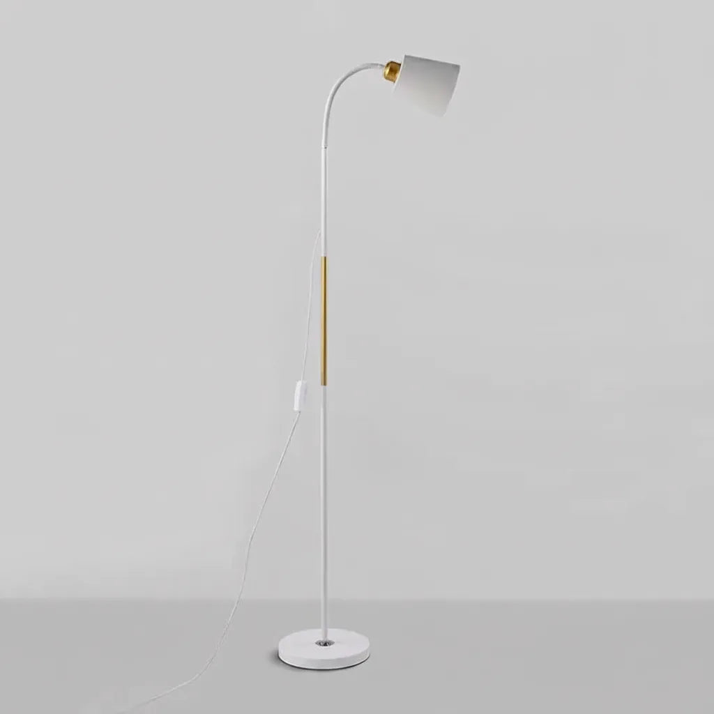 Stehlampe mit verstellbarem Lampenkopf und Bogenstab
