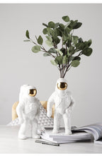 Astronaut Flower Vase – Decorative Figurine with Built-in Plant Compartment