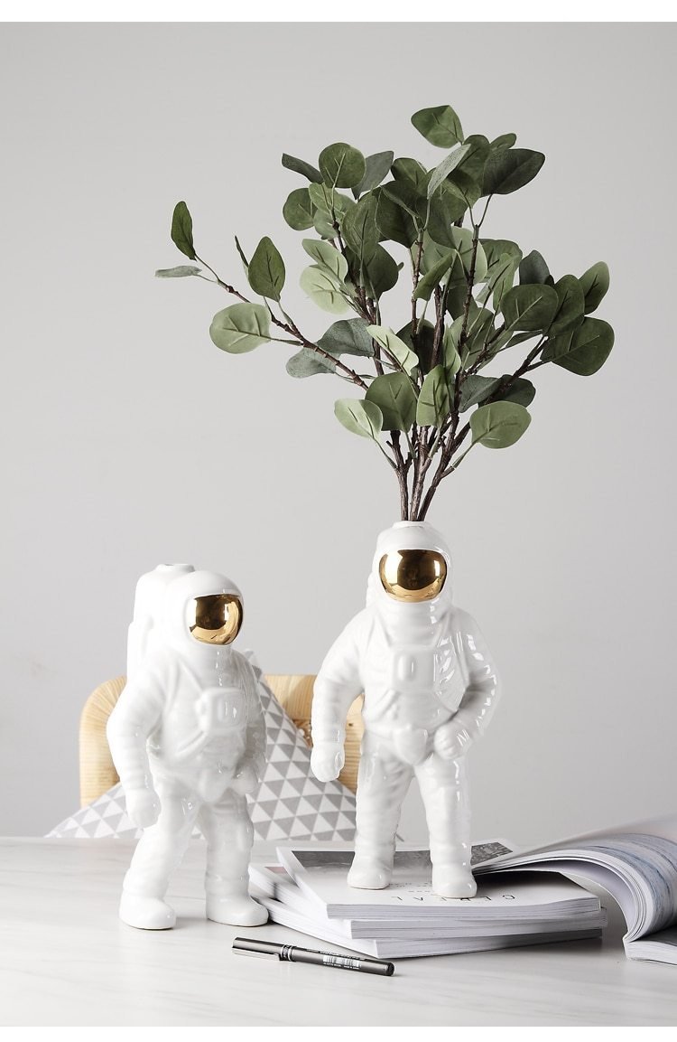 Astronaut Flower Vase – Decorative Figurine with Built-in Plant Compartment