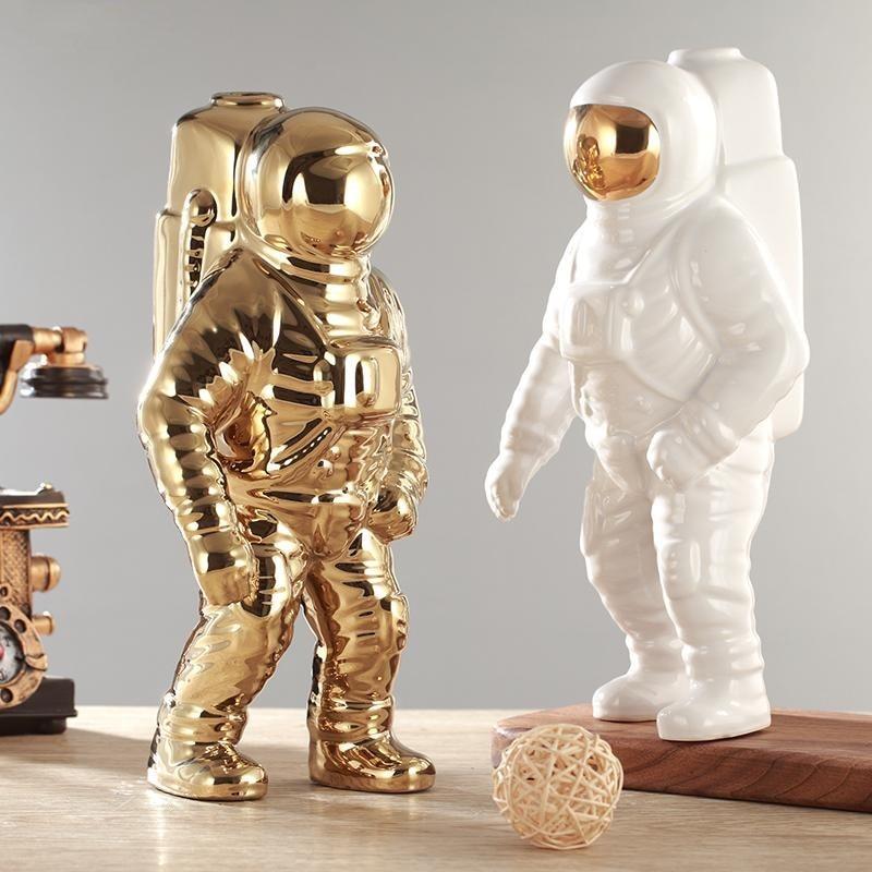 Astronaut Flower Vase – Decorative Figurine with Built-in Plant Compartment