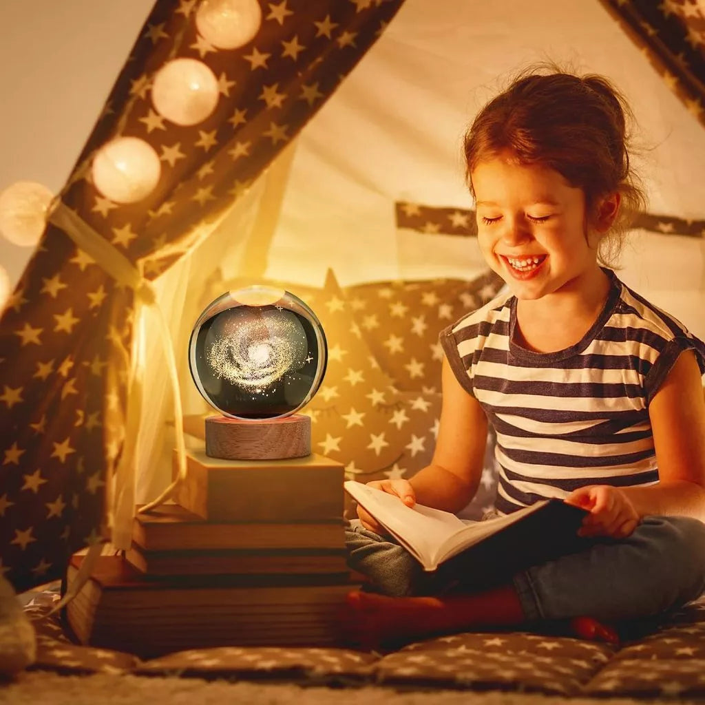 3D-Weltraum-Kristallkugel – Warmes Nachtlicht als Geschenk