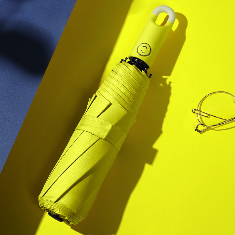 Compact umbrella with 360° rotating handle