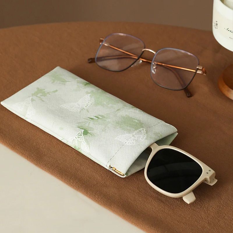 Self-closing glasses case with soft microfiber lining