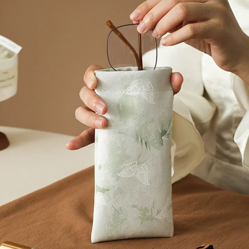Self-closing glasses case with soft microfiber lining