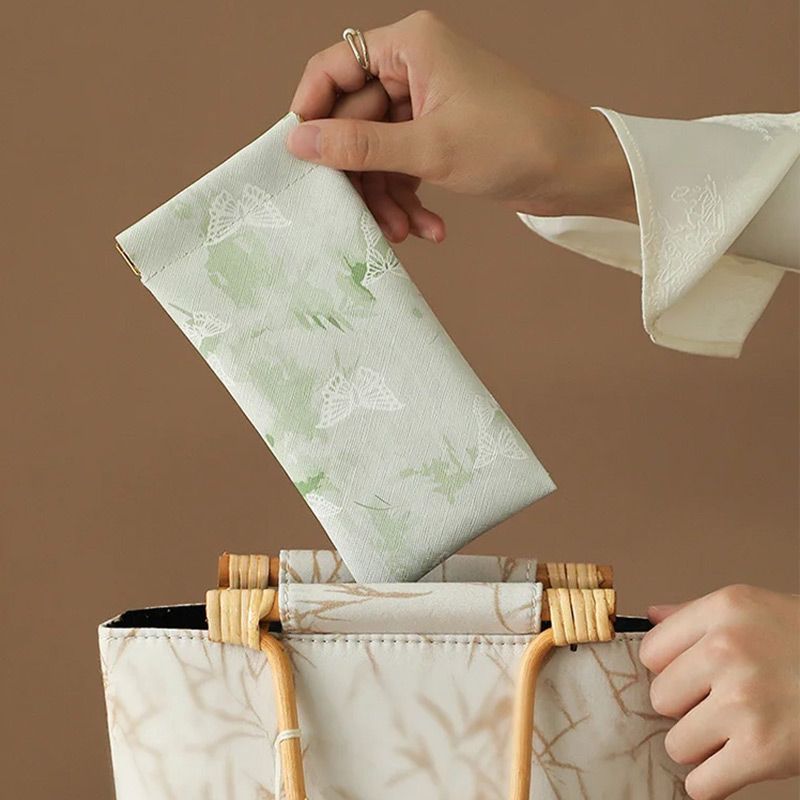 Self-closing glasses case with soft microfiber lining