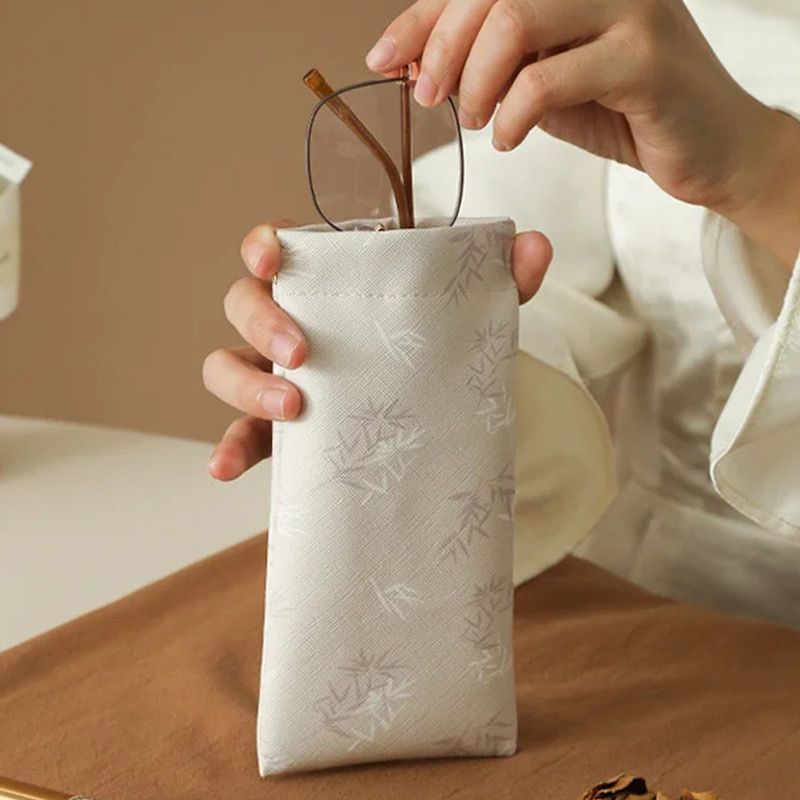 Self-closing glasses case with soft microfiber lining