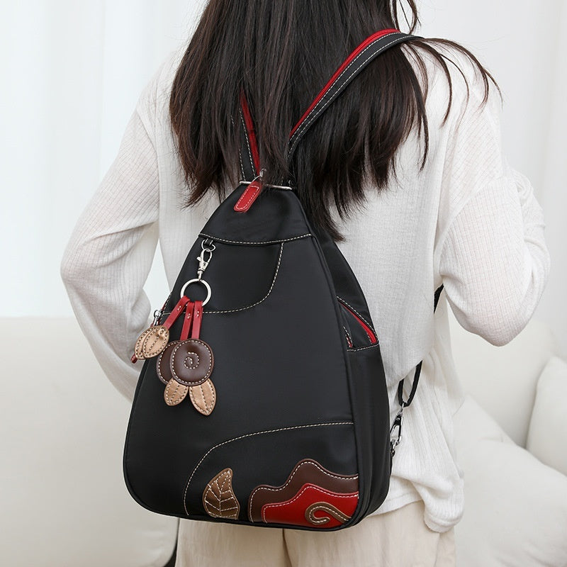 Damenrucksack aus Nylon – Vielseitig tragbar mit Blumenanhänger