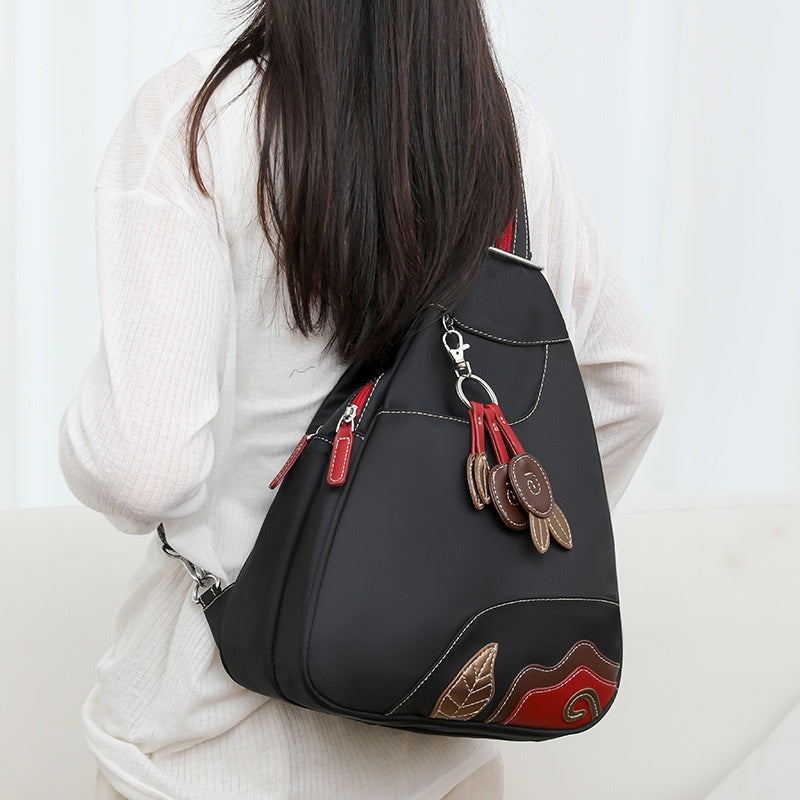 Damenrucksack aus Nylon – Vielseitig tragbar mit Blumenanhänger