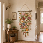 Gehäkelte Blumen-Wanddeko mit Quasten – Boho-Wandhänger