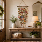 Gehäkelte Blumen-Wanddeko mit Quasten – Boho-Wandhänger