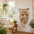 Gehäkelte Blumen-Wanddeko mit Quasten – Boho-Wandhänger