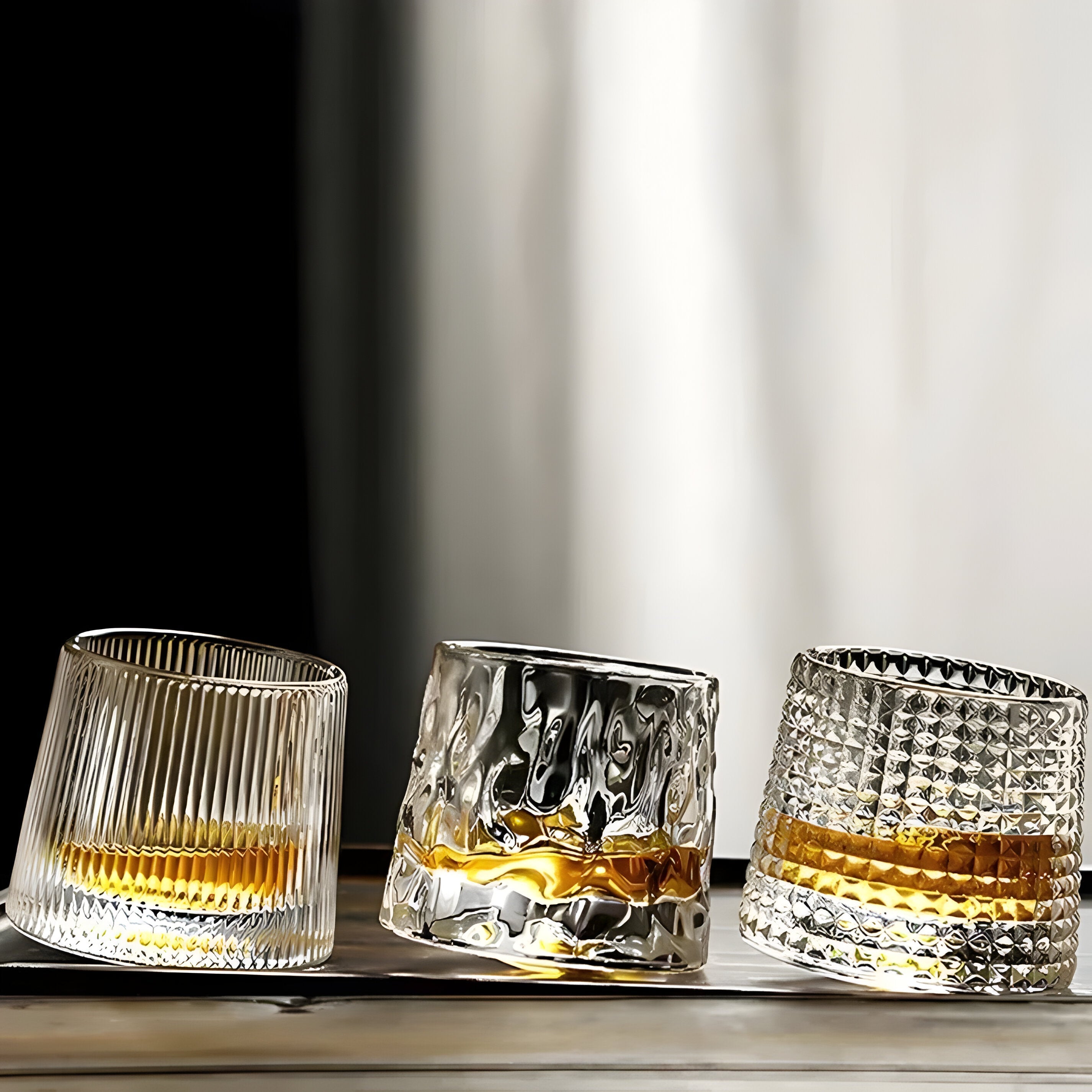 Whiskyglas mit 360° Drehfunktion – Strukturiertes Design