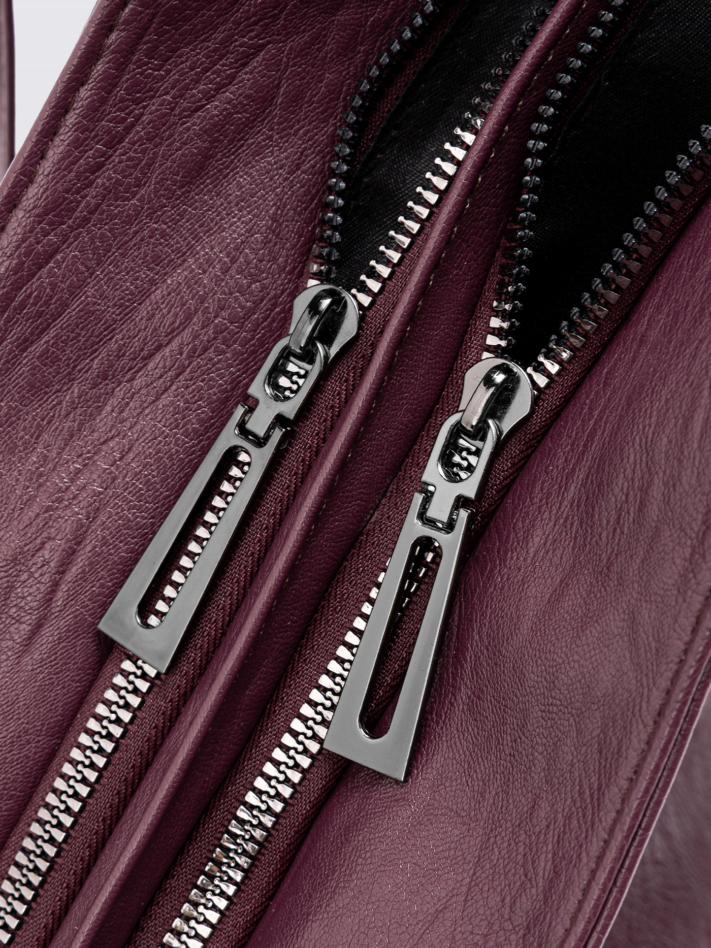 Handtasche mit Reißverschlusstaschen und abnehmbarem Trageriemen