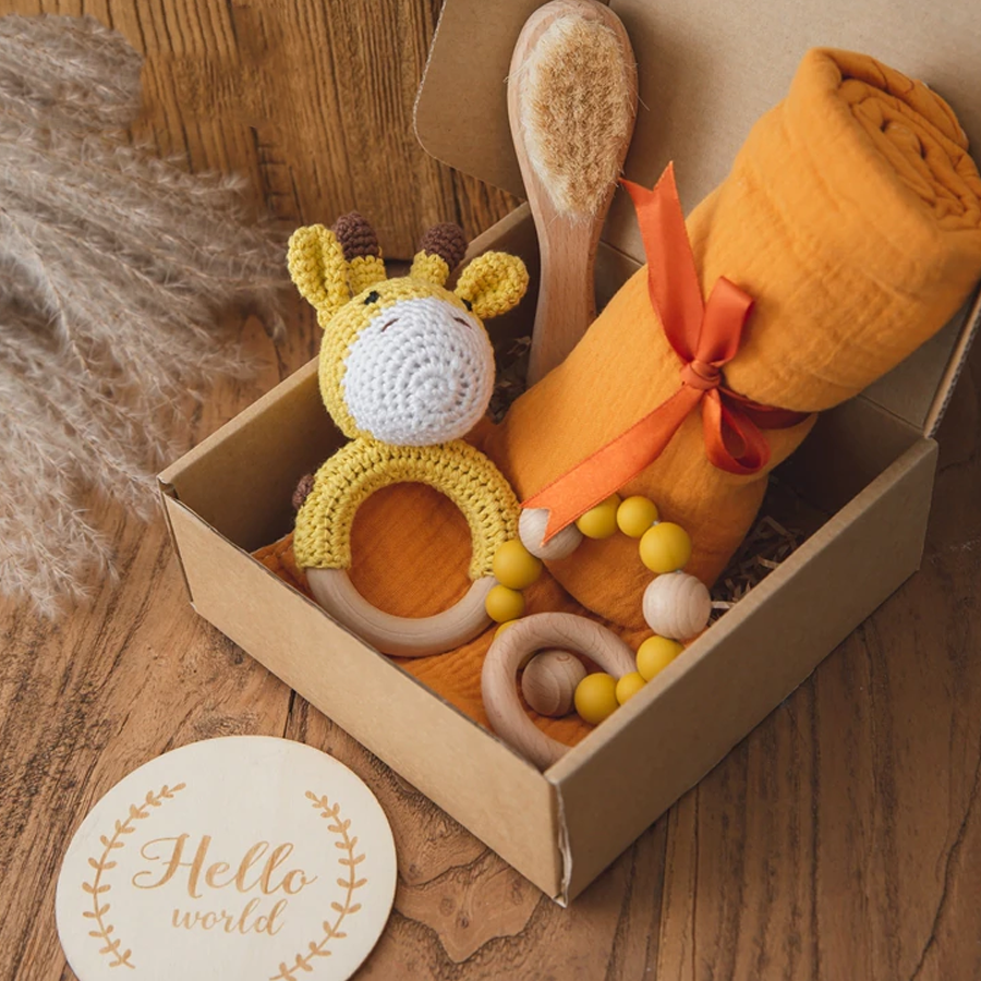 Baby Geschenkbox mit Musselin-Decke und gehäkeltem Spielzeug